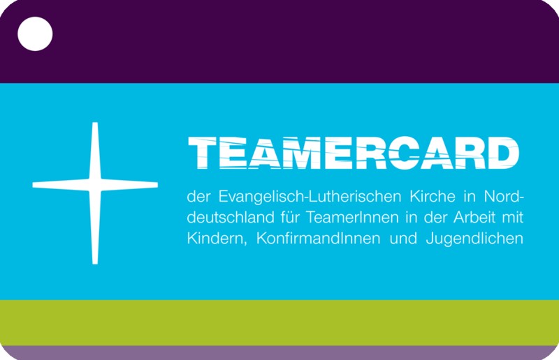 Darstellung einer Teamercard-Karte. In Nordkirchenfarben Violett, Hellblau und Hellgrün mit dem Kreuz der Nordkirche und dem Schriftzug "Teamercard".