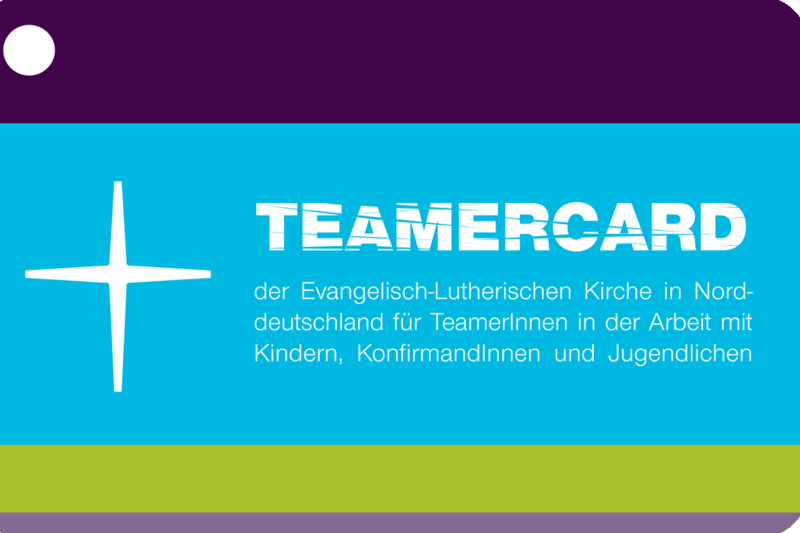 Darstellung einer Teamercard-Karte. In Nordkirchenfarben Violett, Hellblau und Hellgrün mit dem Kreuz der Nordkirche und dem Schriftzug "Teamercard".