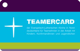Darstellung einer Teamercard-Karte. In Nordkirchenfarben Violett, Hellblau und Hellgrün mit dem Kreuz der Nordkirche und dem Schriftzug "Teamercard".