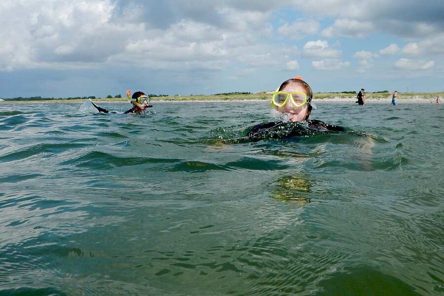 Zwei Personen mit Schnorcheln und Tauchbrille im Wasser
