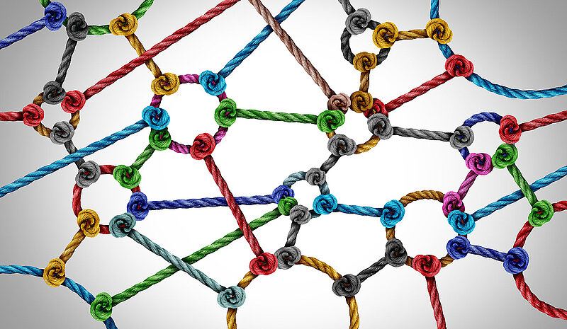 Netz aus bunten Seilen mit Knoten