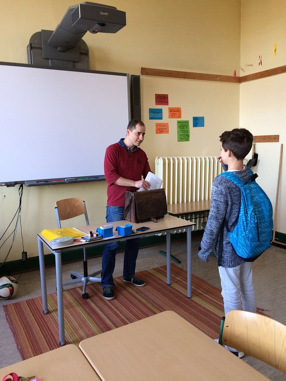 Lehrergespräch in Schulklasse