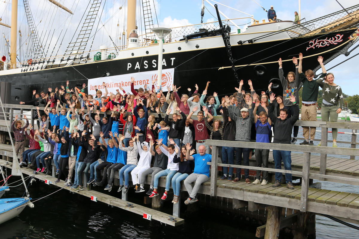 Gruppenfoto: Teilnehmende der Jugendklimakonferenz 2017. Im Hintergrund der Großsegler "Passat".